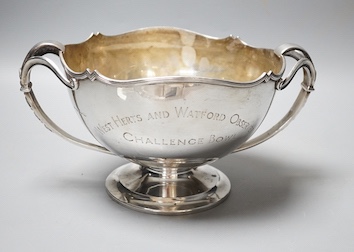 A George V silver two handled presentation pedestal bowl, with engraved inscription, Adie Bros. Birmingham, 1922, diameter 18.7cm, 29oz.